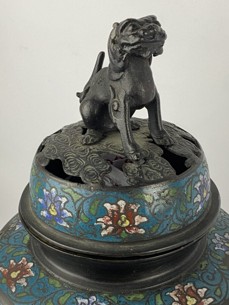 Brûle-parfum en bronze et émaux cloisonnés - Chine, XXe - A décor de personnage…