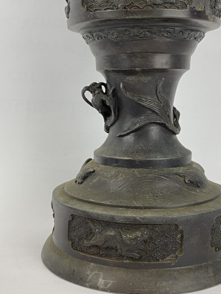 Brûle-parfum en bronze formant pagode - Japon - Dans sa partie supérieur il est…