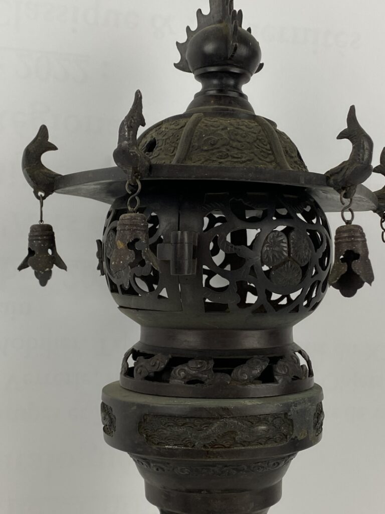 Brûle-parfum en bronze formant pagode - Japon - Dans sa partie supérieur il est…