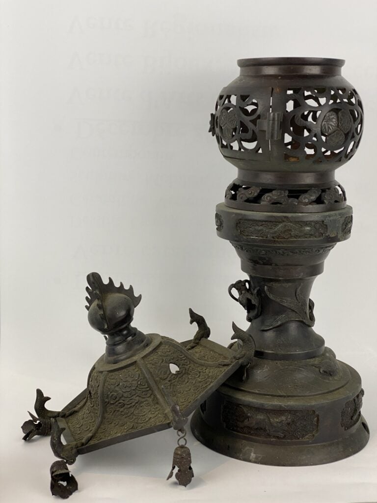 Brûle-parfum en bronze formant pagode - Japon - Dans sa partie supérieur il est…