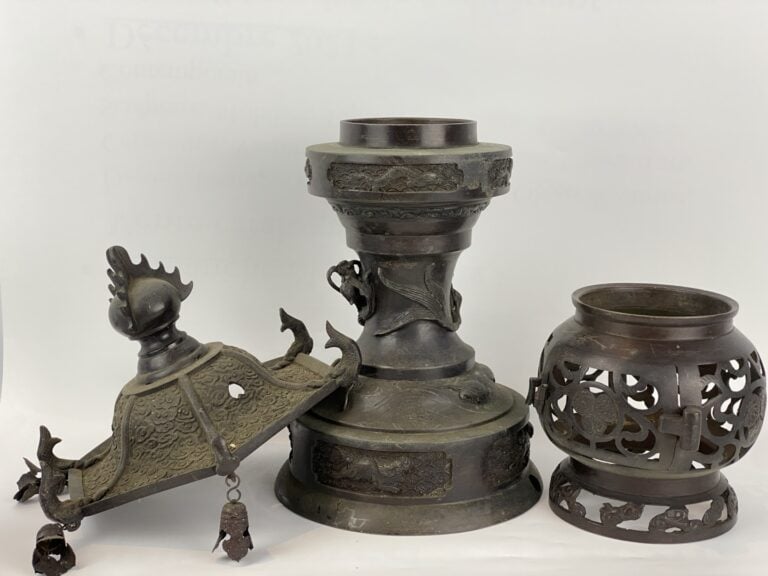 Brûle-parfum en bronze formant pagode - Japon - Dans sa partie supérieur il est…