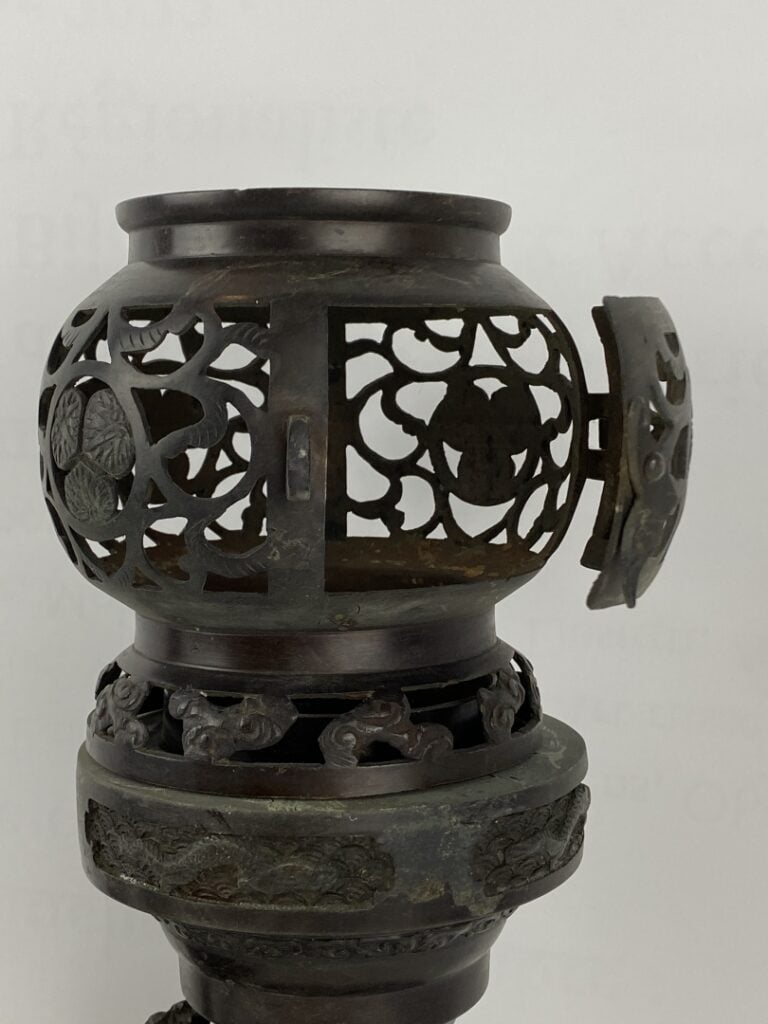 Brûle-parfum en bronze formant pagode - Japon - Dans sa partie supérieur il est…