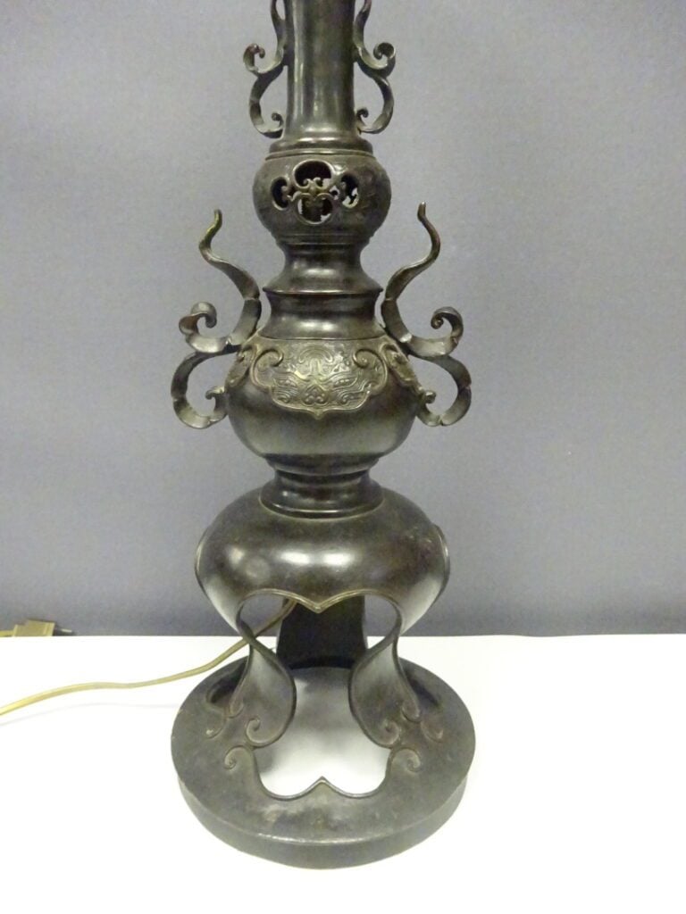 [-] BRULE-PARFUM EN BRONZE MONTE EN LAMPE - Chine, - Les anses formant des volu…