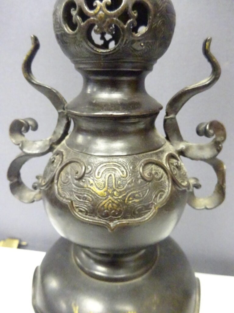 [-] BRULE-PARFUM EN BRONZE MONTE EN LAMPE - Chine, - Les anses formant des volu…
