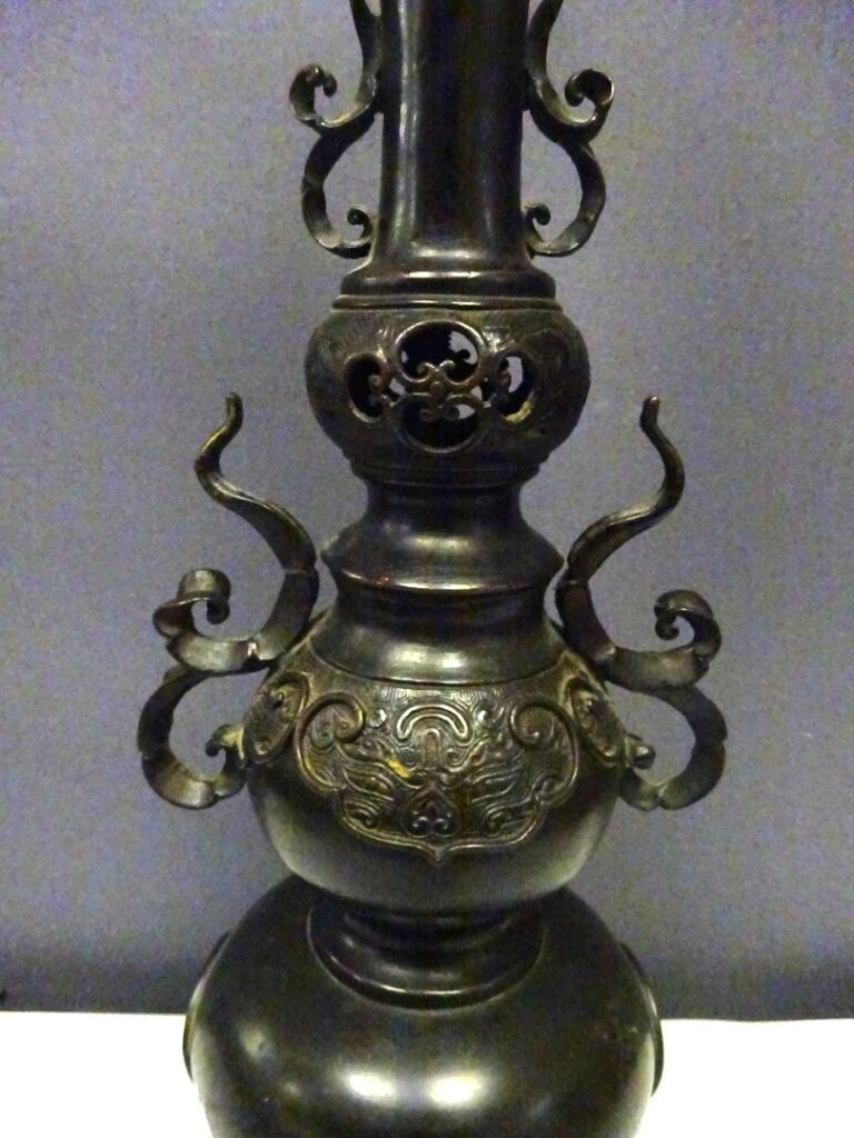 [-] BRULE-PARFUM EN BRONZE MONTE EN LAMPE - Chine, - Les anses formant des volu…