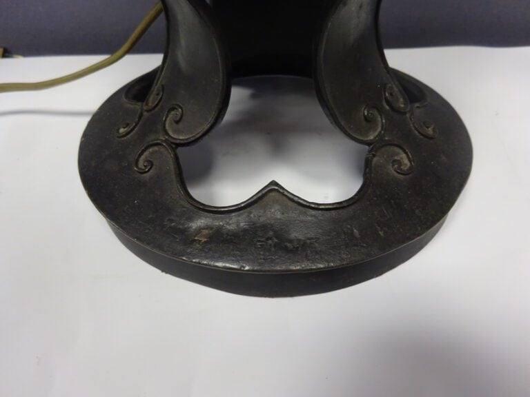 [-] BRULE-PARFUM EN BRONZE MONTE EN LAMPE - Chine, - Les anses formant des volu…