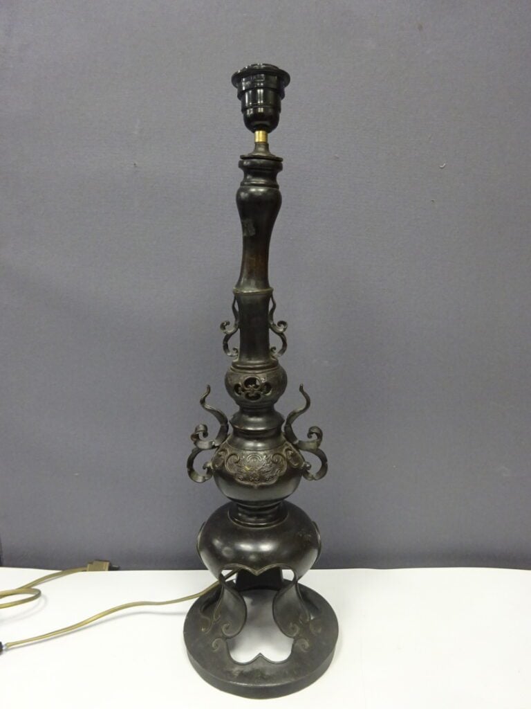 [-] BRULE-PARFUM EN BRONZE MONTE EN LAMPE - Chine, - Les anses formant des volu…