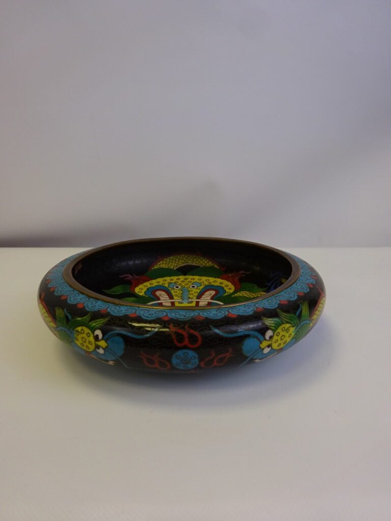 BRULE-PARFUM EN EMAUX CLOISONNES AU DRAGON - Chine - De forme circulaire il est…