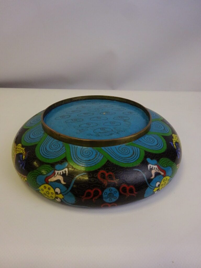 BRULE-PARFUM EN EMAUX CLOISONNES AU DRAGON - Chine - De forme circulaire il est…