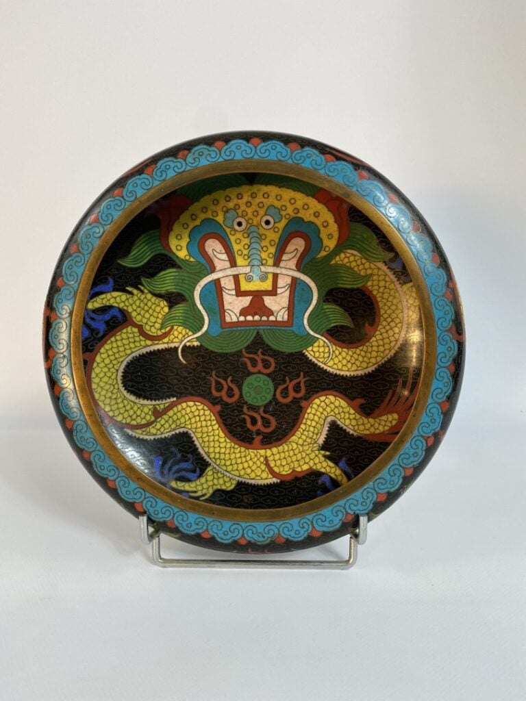BRULE-PARFUM EN EMAUX CLOISONNES AU DRAGON - Chine - De forme circulaire il est…