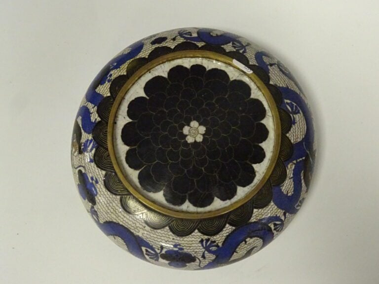 [-] BRULE-PARFUM EN EMAUX CLOISONNES - Chine, XIXe siècle - A l'intérieur orné…