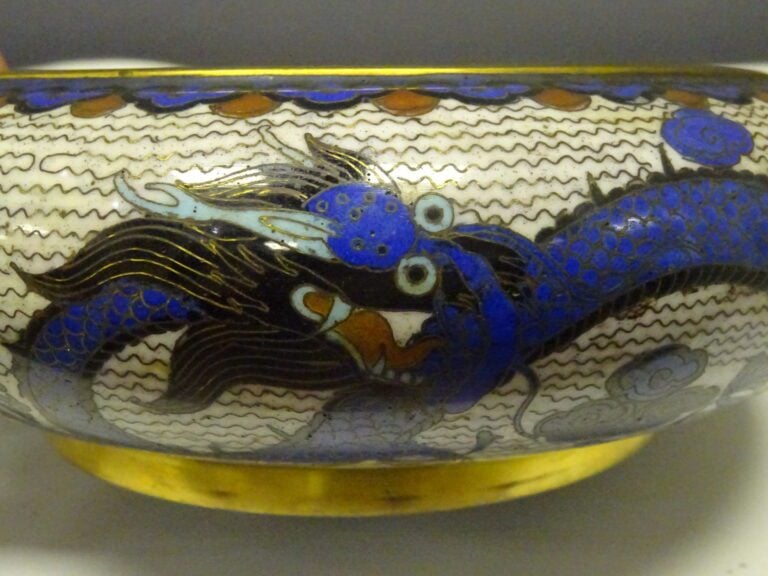 [-] BRULE-PARFUM EN EMAUX CLOISONNES - Chine, XIXe siècle - A l'intérieur orné…