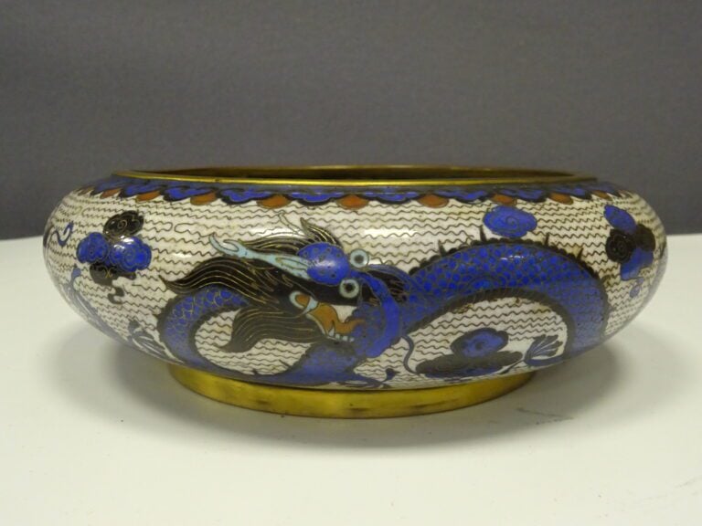[-] BRULE-PARFUM EN EMAUX CLOISONNES - Chine, XIXe siècle - A l'intérieur orné…