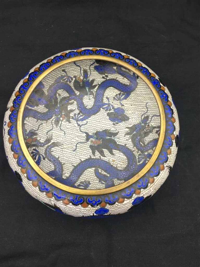 [-] BRULE-PARFUM EN EMAUX CLOISONNES - Chine, XIXe siècle - A l'intérieur orné…
