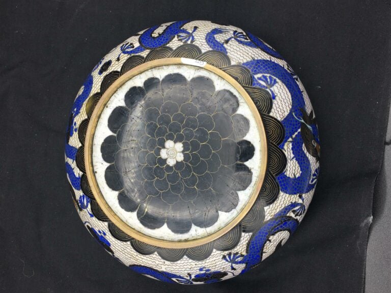 [-] BRULE-PARFUM EN EMAUX CLOISONNES - Chine, XIXe siècle - A l'intérieur orné…
