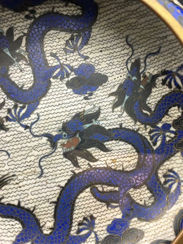 [-] BRULE-PARFUM EN EMAUX CLOISONNES - Chine, XIXe siècle - A l'intérieur orné…