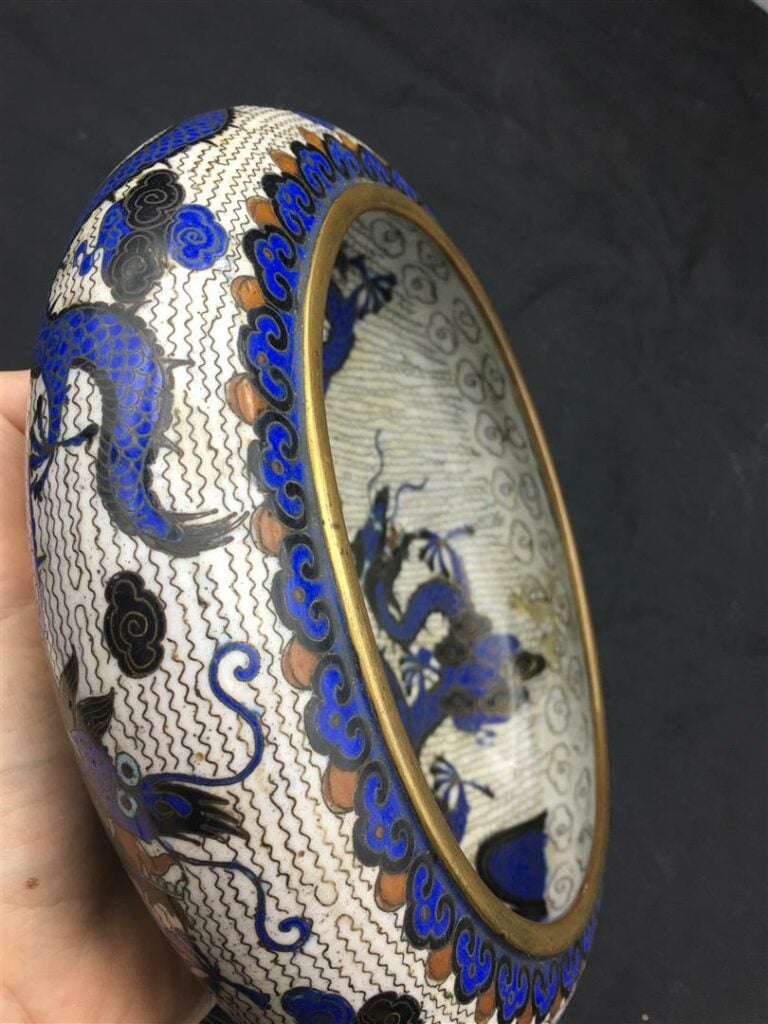 [-] BRULE-PARFUM EN EMAUX CLOISONNES - Chine, XIXe siècle - A l'intérieur orné…