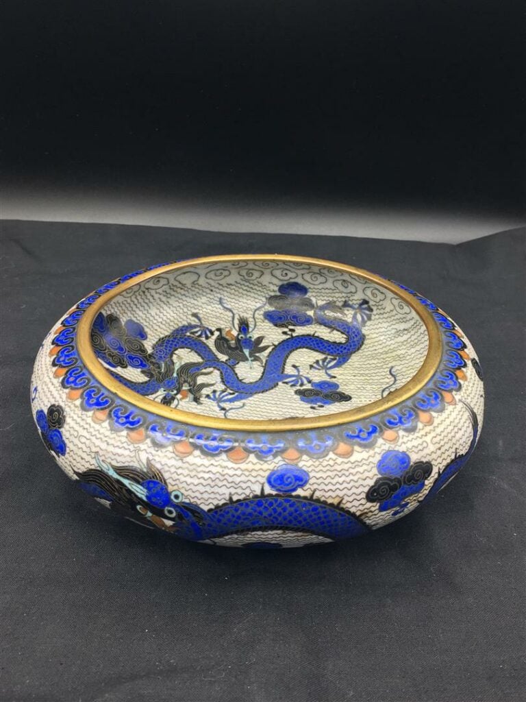 [-] BRULE-PARFUM EN EMAUX CLOISONNES - Chine, XIXe siècle - A l'intérieur orné…