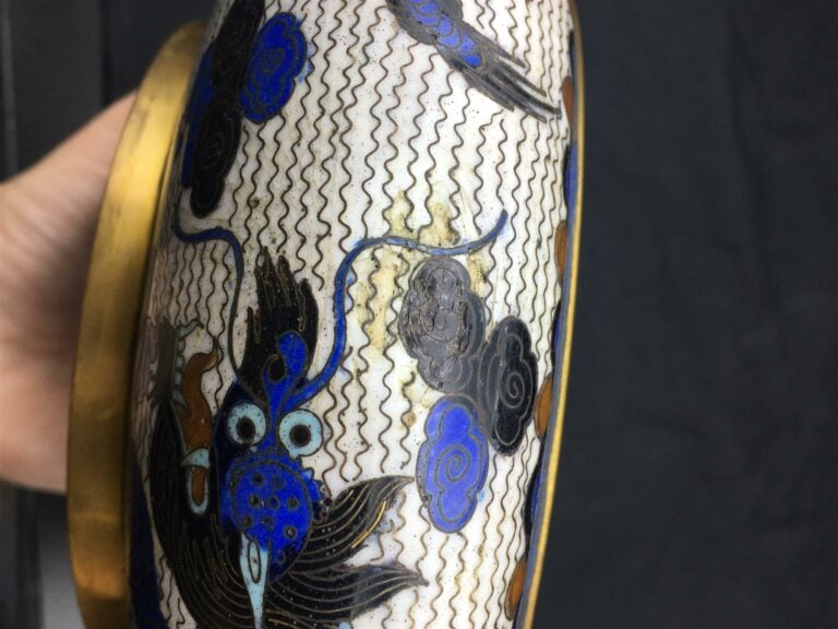 [-] BRULE-PARFUM EN EMAUX CLOISONNES - Chine, XIXe siècle - A l'intérieur orné…