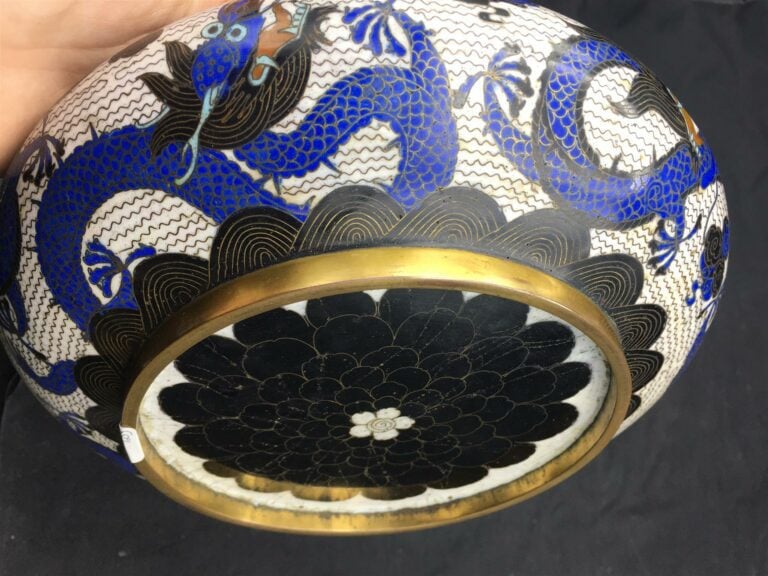 [-] BRULE-PARFUM EN EMAUX CLOISONNES - Chine, XIXe siècle - A l'intérieur orné…