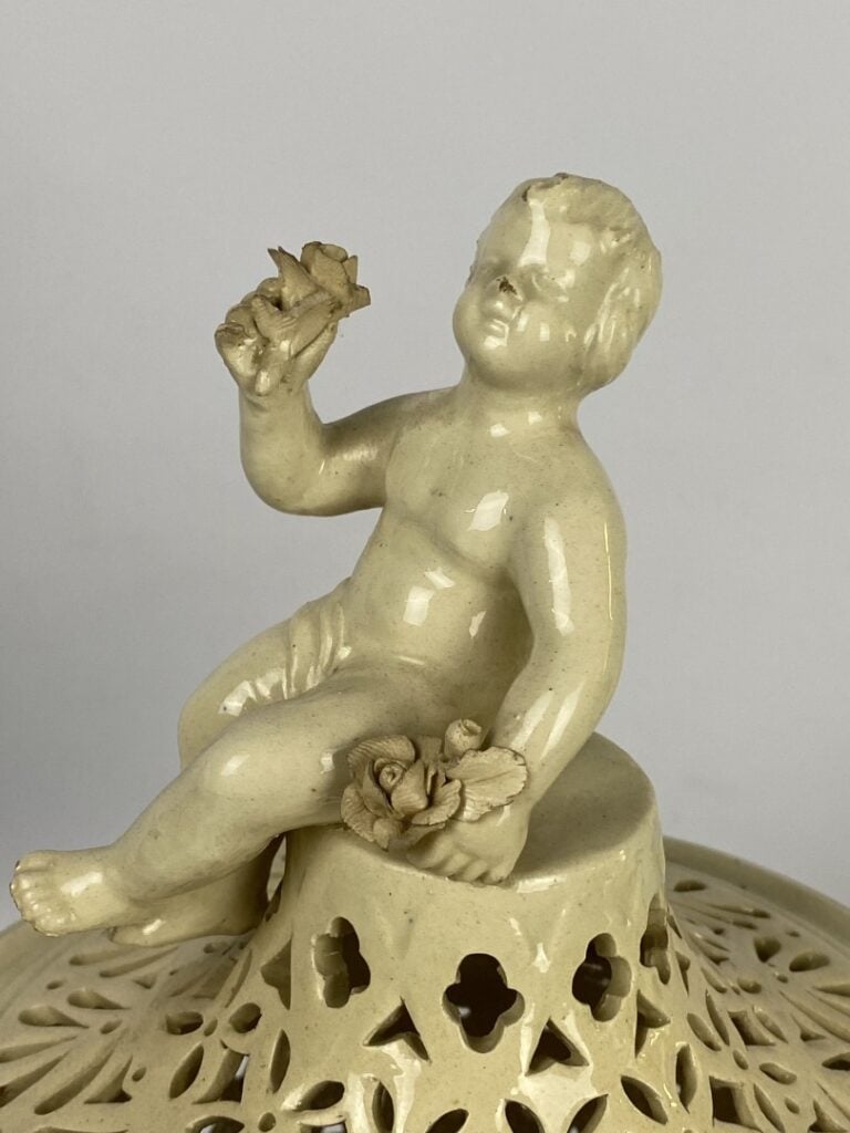 Brule parfum en faïence émaillée en forme de coupe sur piédouche ajourée, le co…