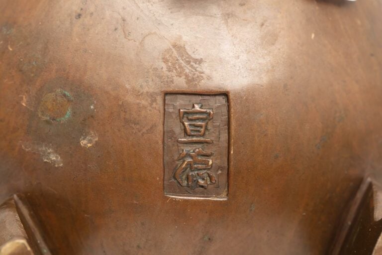 [/] BRÛLE-PARFUM GLOBULAIRE ET TRIPODE EN BRONZE, DING - Chine, Dynastie Qing -…