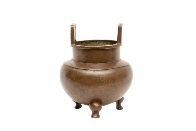 [/] BRÛLE-PARFUM GLOBULAIRE ET TRIPODE EN BRONZE, DING - Chine, Dynastie Qing -…