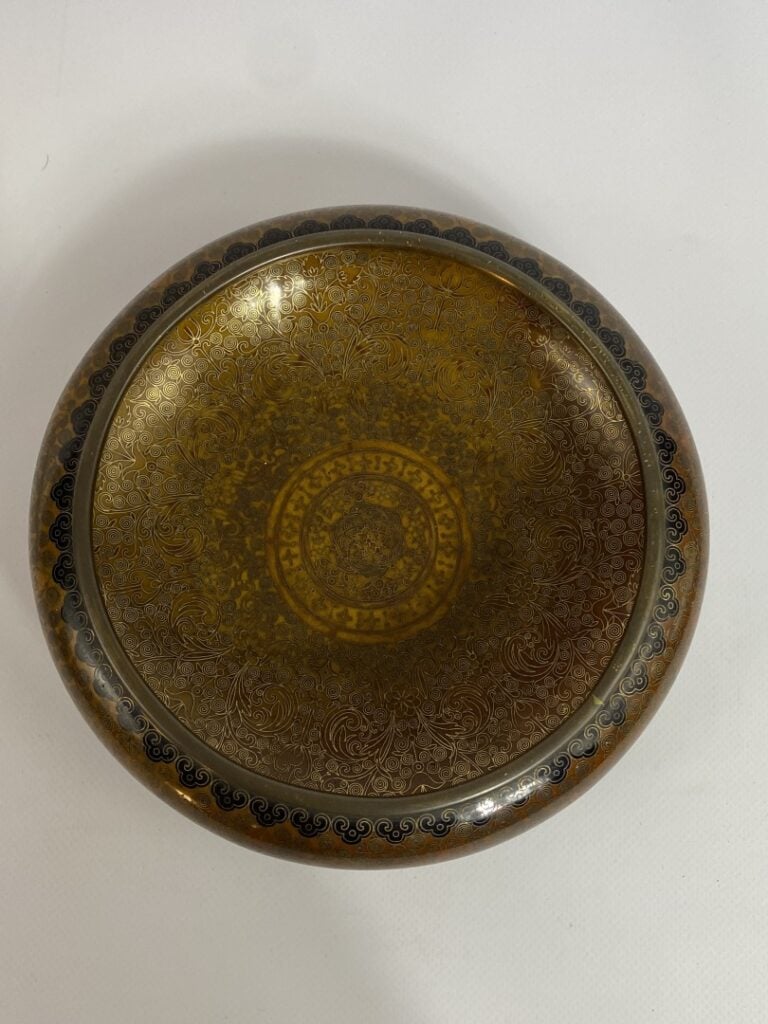 BRULE-PARFUM LENTICULAIRE EN BRONZE ET EMAUX CLOISONNES - Chine, probablement p…