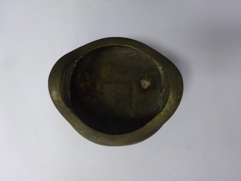 [.] BRÛLE-PARFUM TRIPODE EN BRONZE DORE A DEUX ANSES - Chine, fin XIXe siècle -…