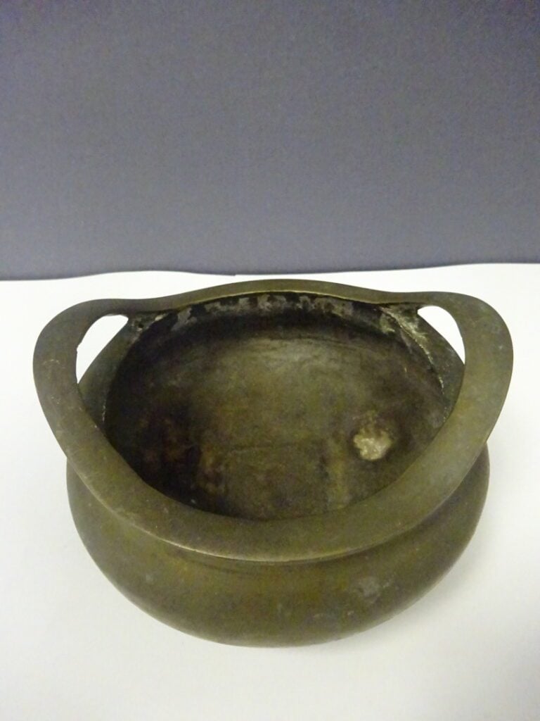 [.] BRÛLE-PARFUM TRIPODE EN BRONZE DORE A DEUX ANSES - Chine, fin XIXe siècle -…