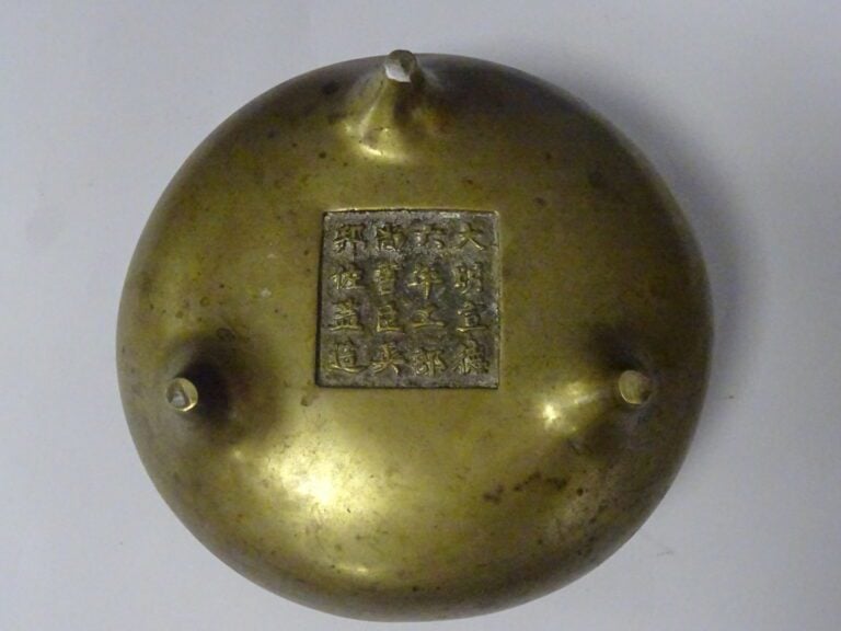 [.] BRÛLE-PARFUM TRIPODE EN BRONZE DORE A DEUX ANSES - Chine, fin XIXe siècle -…