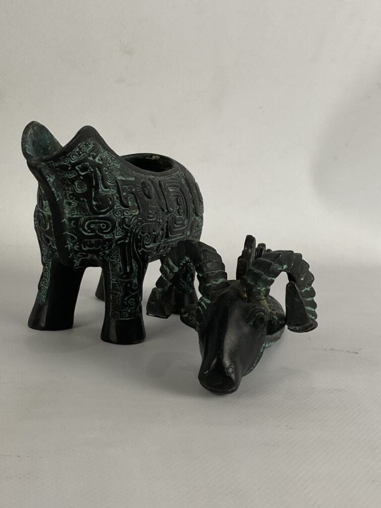 Brûle-parfum zoomorphe en bronze à patine vert nuancé représentant un bélier à…