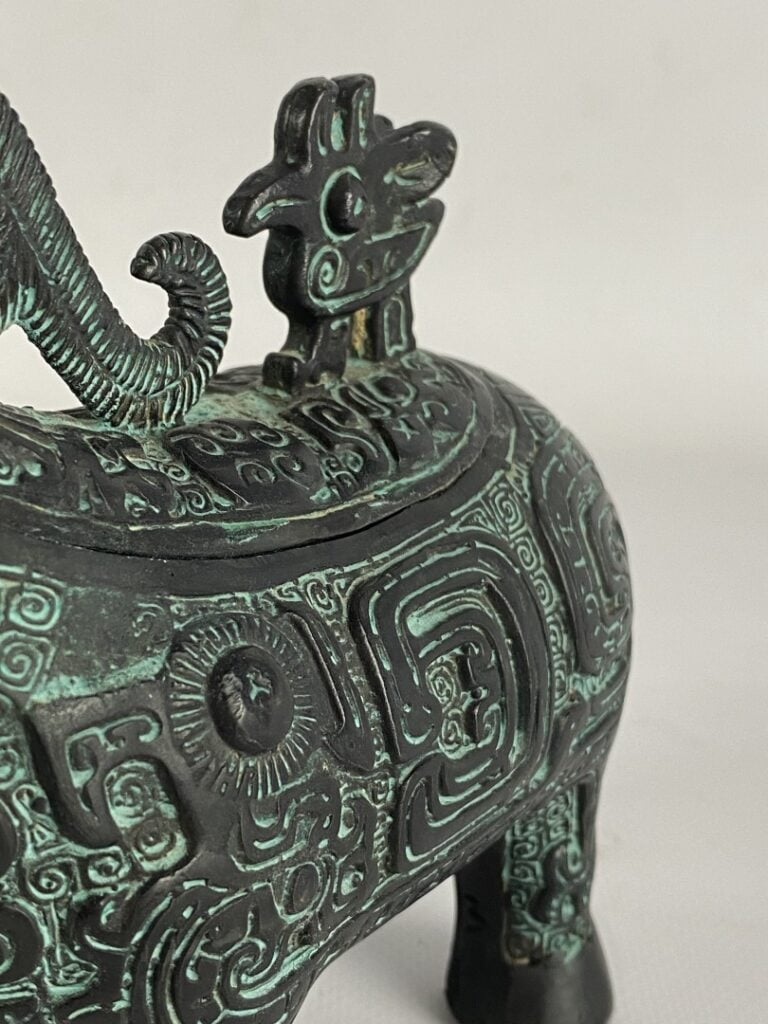 Brûle-parfum zoomorphe en bronze à patine vert nuancé représentant un bélier à…