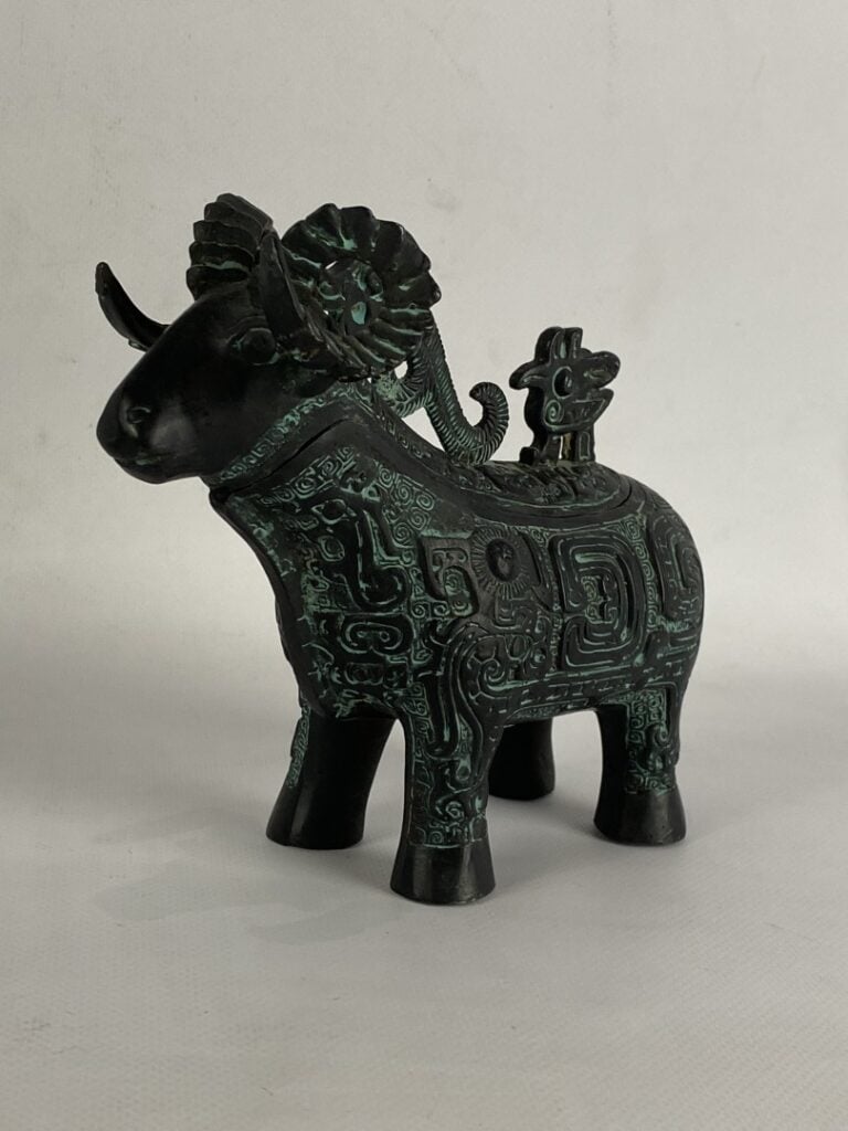 Brûle-parfum zoomorphe en bronze à patine vert nuancé représentant un bélier à…