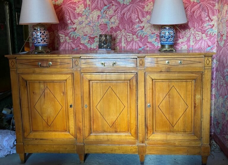 Buffet rectangulaire en bois de placage à trois tiroirs et 3 vantaux marqueté d…