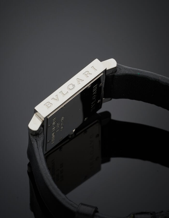 BULGARI - BRACELET MONTRE carrée modèle "Quadrato" en acier. Cadran noir, chiff…