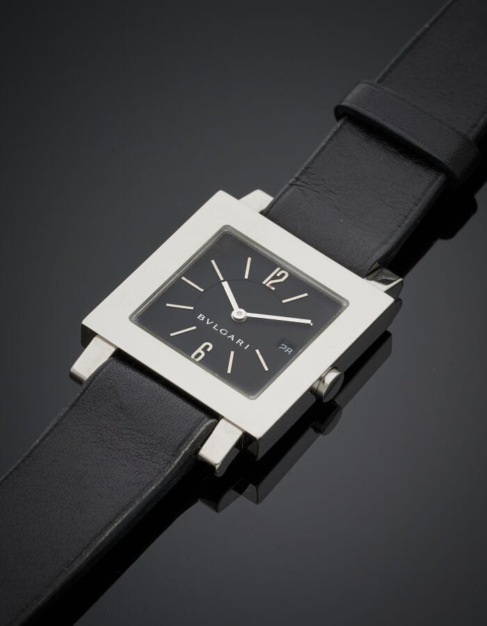 BULGARI - BRACELET MONTRE carrée modèle "Quadrato" en acier. Cadran noir, chiff…