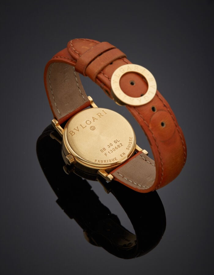 BULGARI - BRACELET MONTRE ronde modèle "Bulgari Bulgari" en or jaune (750‰). Lu…