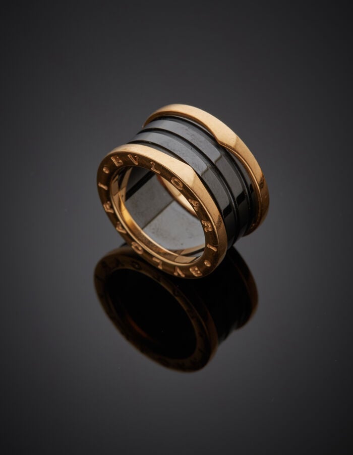 BULGARI - Large BAGUE modèle « B zéro 1 » en or rose (750‰) et céramique noire…