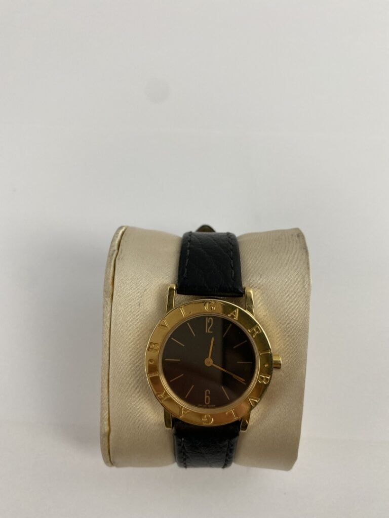BULGARI - Montre bracelet, boîtier rond en or jaune (750) à lunette gravée Bulg…
