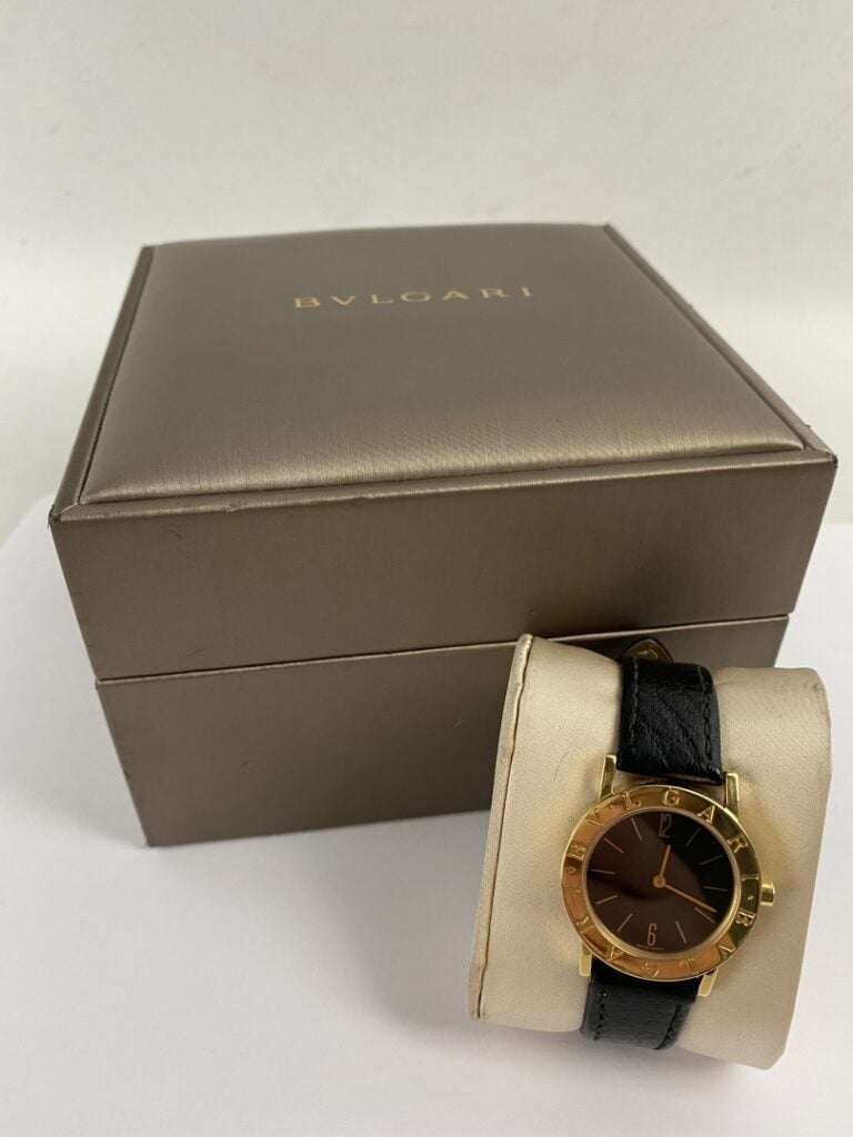 BULGARI - Montre bracelet, boîtier rond en or jaune (750) à lunette gravée Bulg…