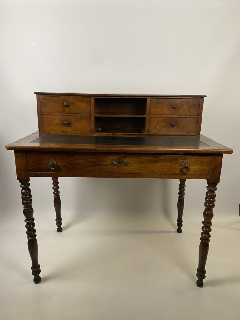 Bureau à gradin en noyer ouvrant par un tiroir en ceinture, le gradin présentan…