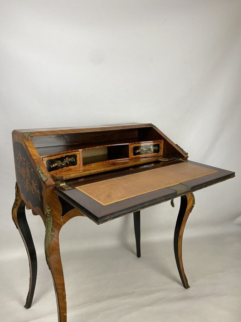 Bureau dos d'âne en bois marqueté à décor de fleurs ouvrant à un abattant - Sty…