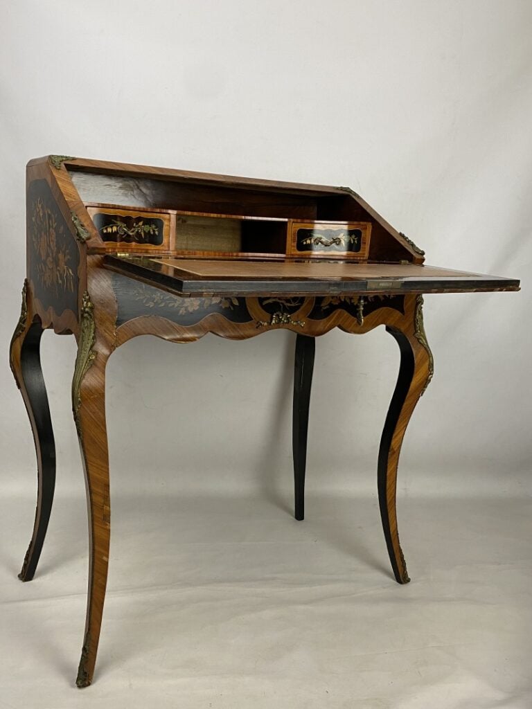 Bureau dos d'âne en bois marqueté à décor de fleurs ouvrant à un abattant - Sty…