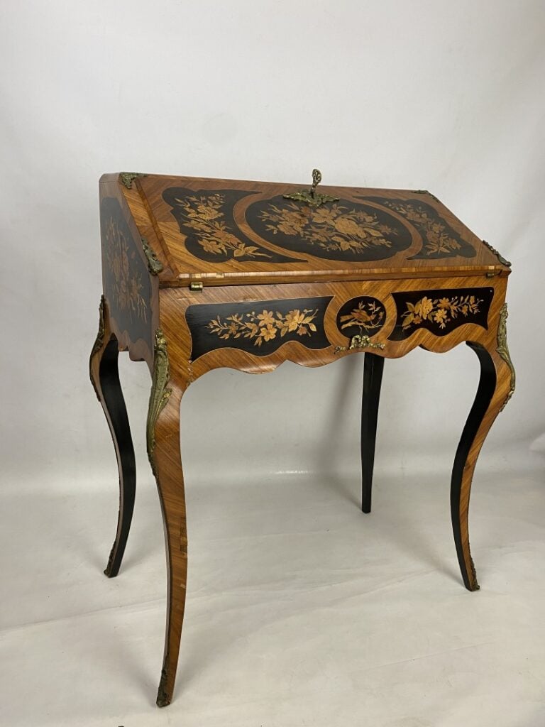 Bureau dos d'âne en bois marqueté à décor de fleurs ouvrant à un abattant - Sty…
