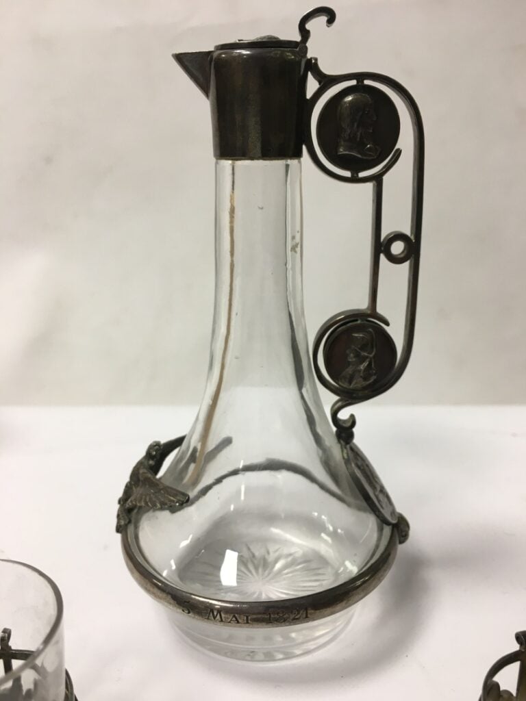 Burette en verre et deux porte-verres, à monture montrant le profil de l'Empere…