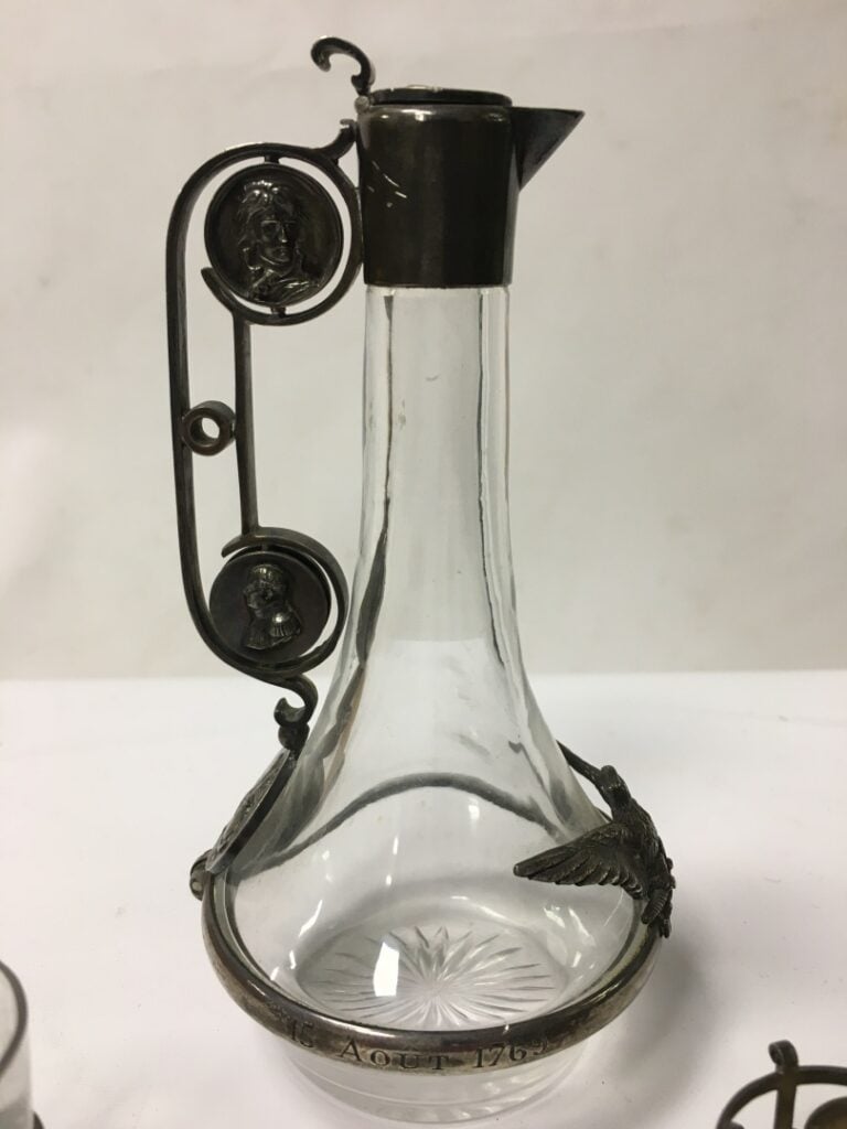 Burette en verre et deux porte-verres, à monture montrant le profil de l'Empere…