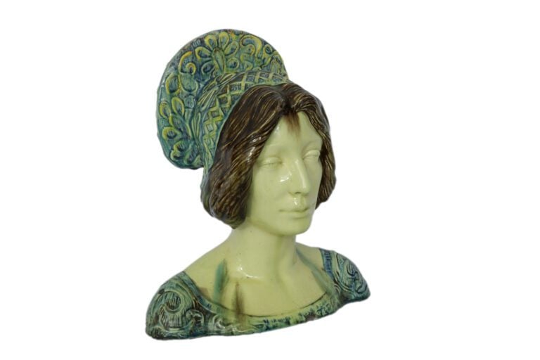 Buste de bretonne en faïence émaillée polychrome (éclats, défauts de cuisson co…