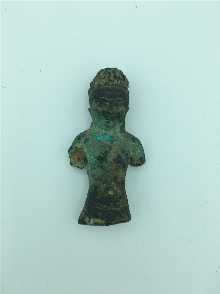 BUSTE DE DIVINITE DE STYLE KHMER - H: 9,2 cm - - A TORSO OF A DEITY - Khmer sty…