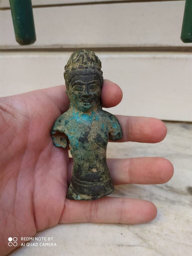 BUSTE DE DIVINITE DE STYLE KHMER - H: 9,2 cm - - A TORSO OF A DEITY - Khmer sty…